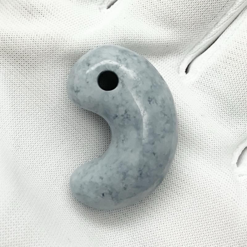 糸魚川翡翠　勾玉 Amazon | theory xyz 糸魚川翡翠 勾玉 置物 91mm 純国産 翡翠