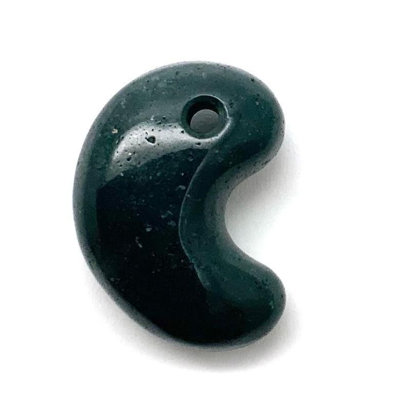 出雲石‼️碧玉‼️青石‼️勾玉‼️特大サイズ41、5mm‼️送料無料‼️破格出品‼️鑑定書付 出雲石／碧玉 勾玉 大 AA 獣型 】 出雲石 国産 花仙山 青めのう