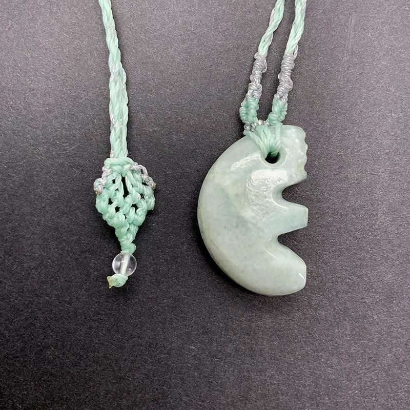 お守りの勾玉　糸魚川翡翠 ヒスイ ペンダントトップ　7g 希少価値新品 糸魚川翡翠 獣型勾玉 大 マクラメ編みペンダント 】 | めのうの