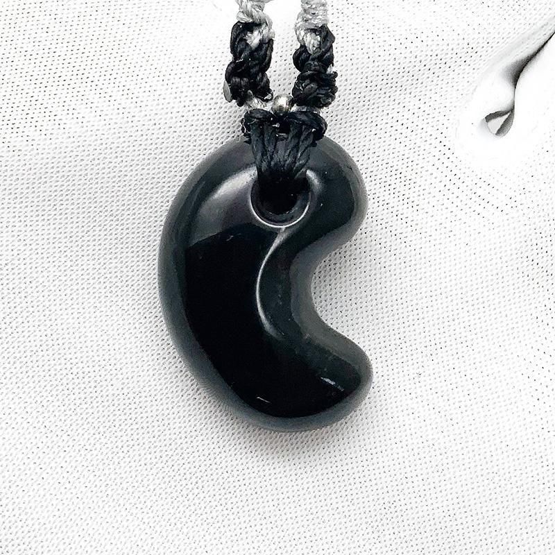 隠岐の島産黒曜石 勾玉 中 マクラメ編みペンダント 】 | めのうの店