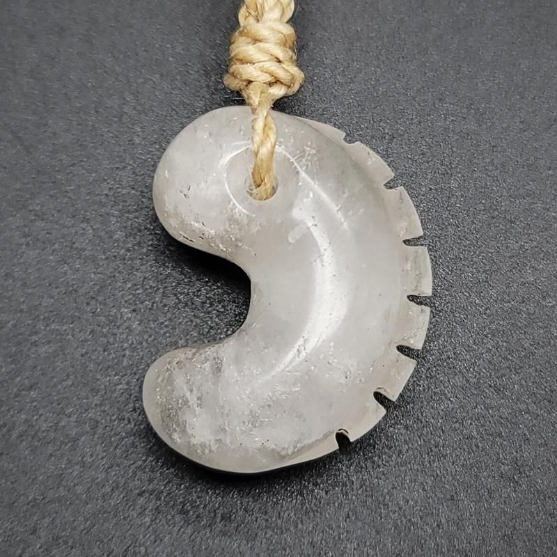 乙女鉱山水晶 勾玉 獣型 AA 大麻紐ペンダント 】 | めのうの店