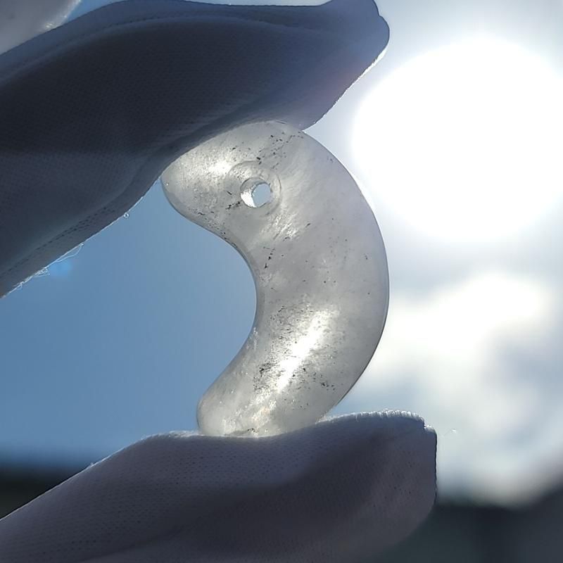 乙女鉱山産　乙女水晶勾玉　１２４mm　伝統工芸士作品 山梨県乙女鉱山産 水晶 勾玉 | 宝石研磨の匠 Stone YCY