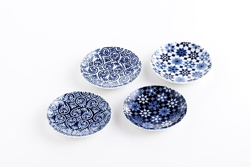鎌倉購入♡白地に青い花と波のような蔓模様の小皿♡上品な金彩♡手描き♡１〜４枚♪ 鎌倉購入♡白地に青い花と波のような蔓模様の小皿