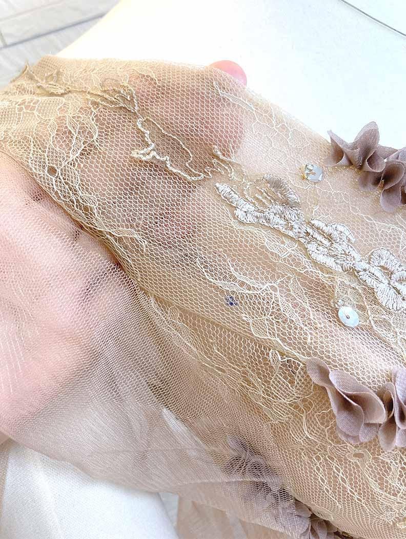 ベージュ　ステージドレス グラデーションプリント生地を使用したファッショナブルな