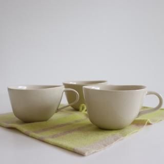 打田　翠　壁掛花器陶器オブジェ 曲線形状 白灰色 打田 翠 壁掛花器陶器オブジェ 曲線形状 白灰色 打田 翠 壁掛