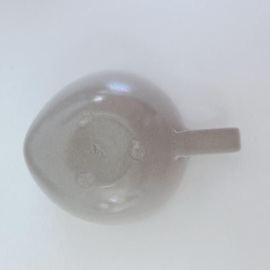 打田　翠　壁掛花器陶器オブジェ 曲線形状 白灰色 打田 翠 壁掛花器陶器オブジェ 曲線形状 白灰色