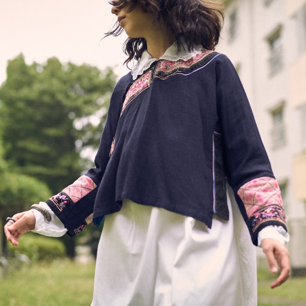 [VINTAGE] Miao traditional embroidered blouse by Boinu