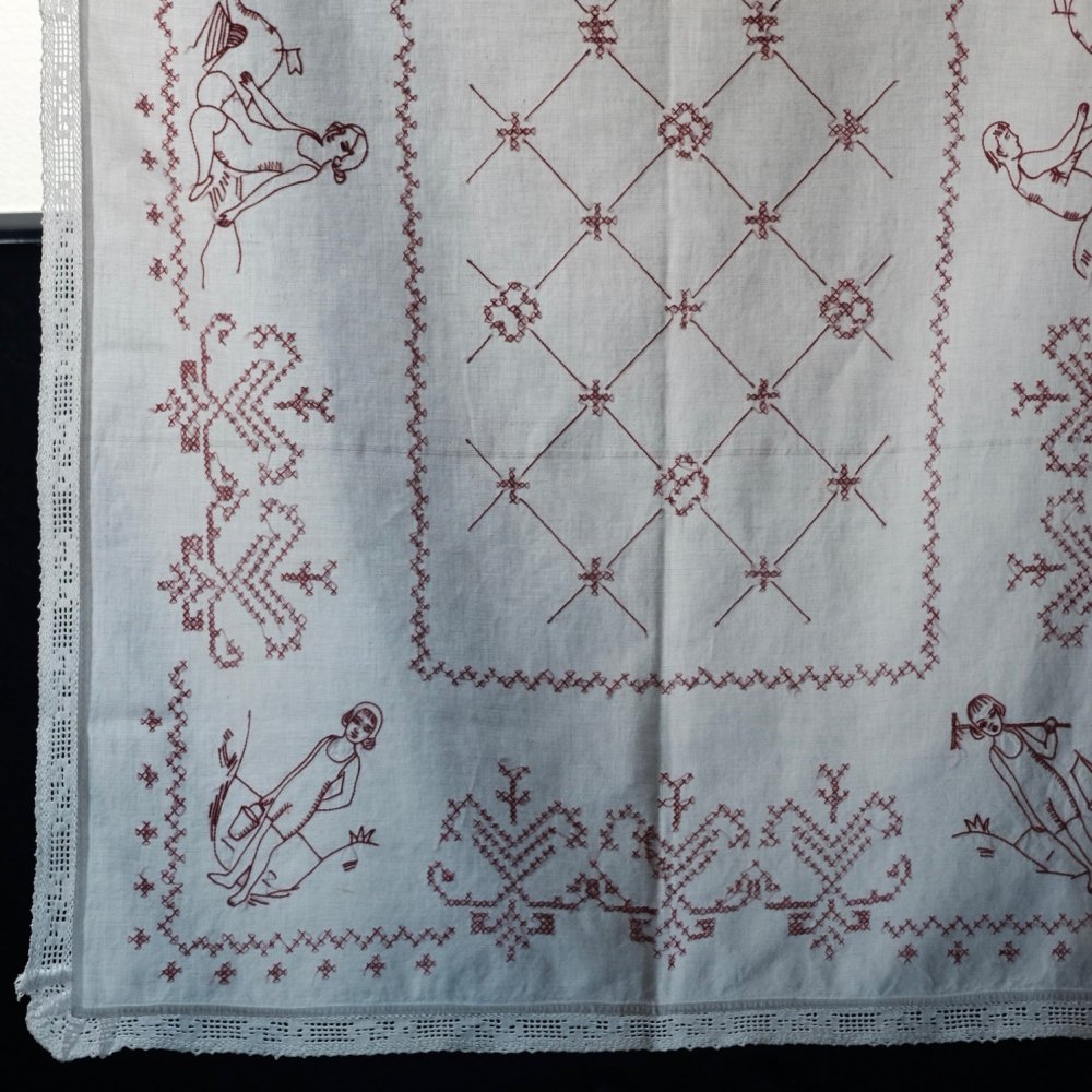 [VINTAGE] Hungarian Hand-embroidered Cloth 
