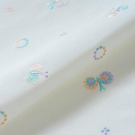 刺繍生地 【ランダム/ちょうちょ/オフホワイト/にじいろ】 カットクロス 綿ポリ - ニコ刺繍│商用利用可能な刺繍データと刺繍生地