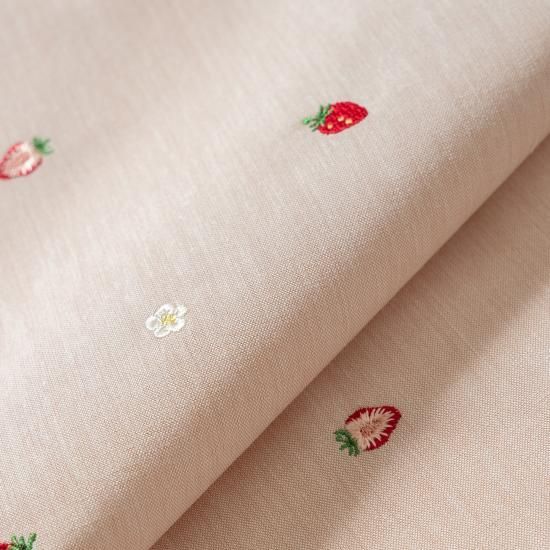 刺繍生地 【いちご/ピンクベージュ】 カットクロス 綿ポリ 刺繍生地 【いちご/ピンクベージュ】 カットクロス 綿ポリ
