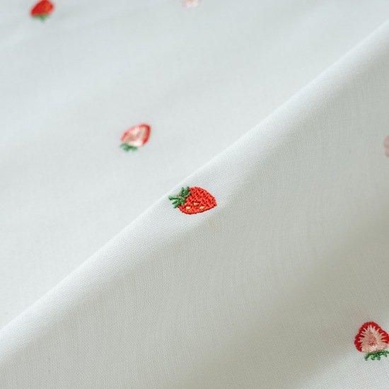 刺繍生地 【いちご/オフホワイト/薄ピンク花】 カットクロス 綿ポリ