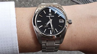 【ビジネスウォッチに最適】シンプルな黒文字盤のクォーツ式時計「グランドセイコー・SBGP003」の魅力を紹介