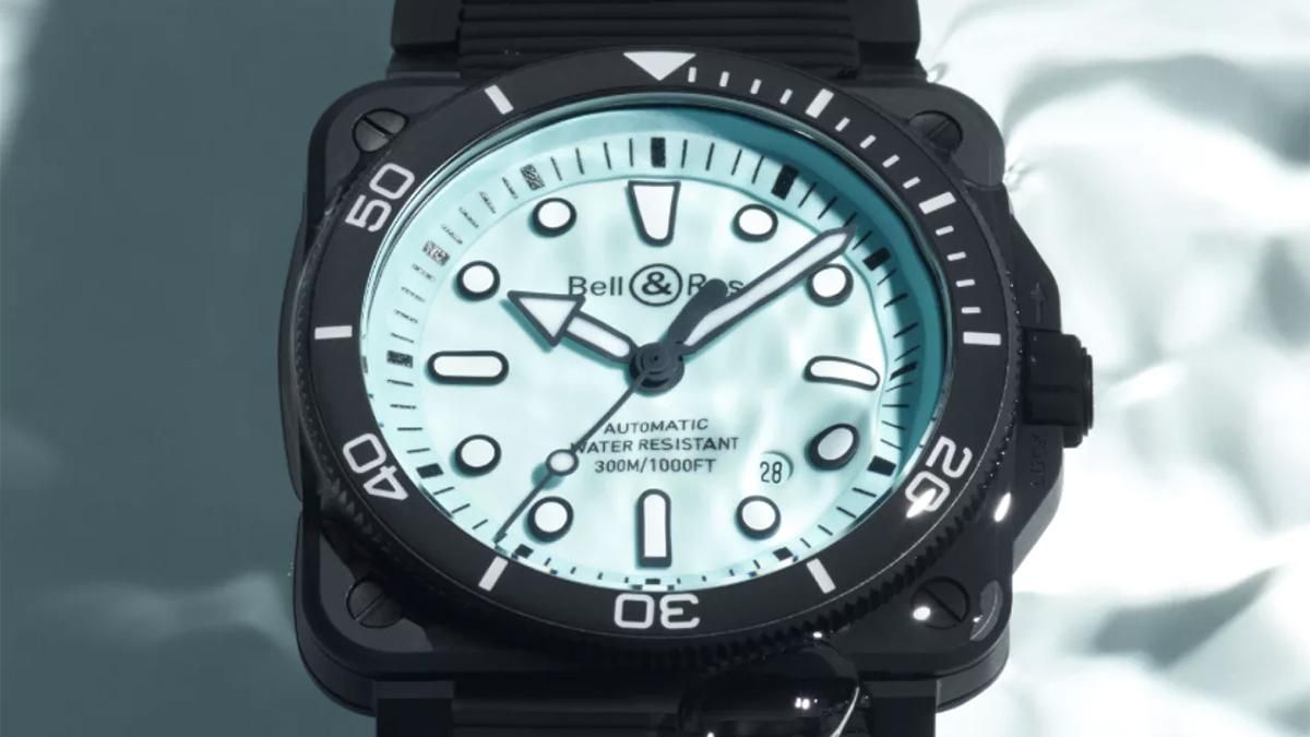 BR03A-WH-STPG/SCAの文字盤を俯瞰した画像