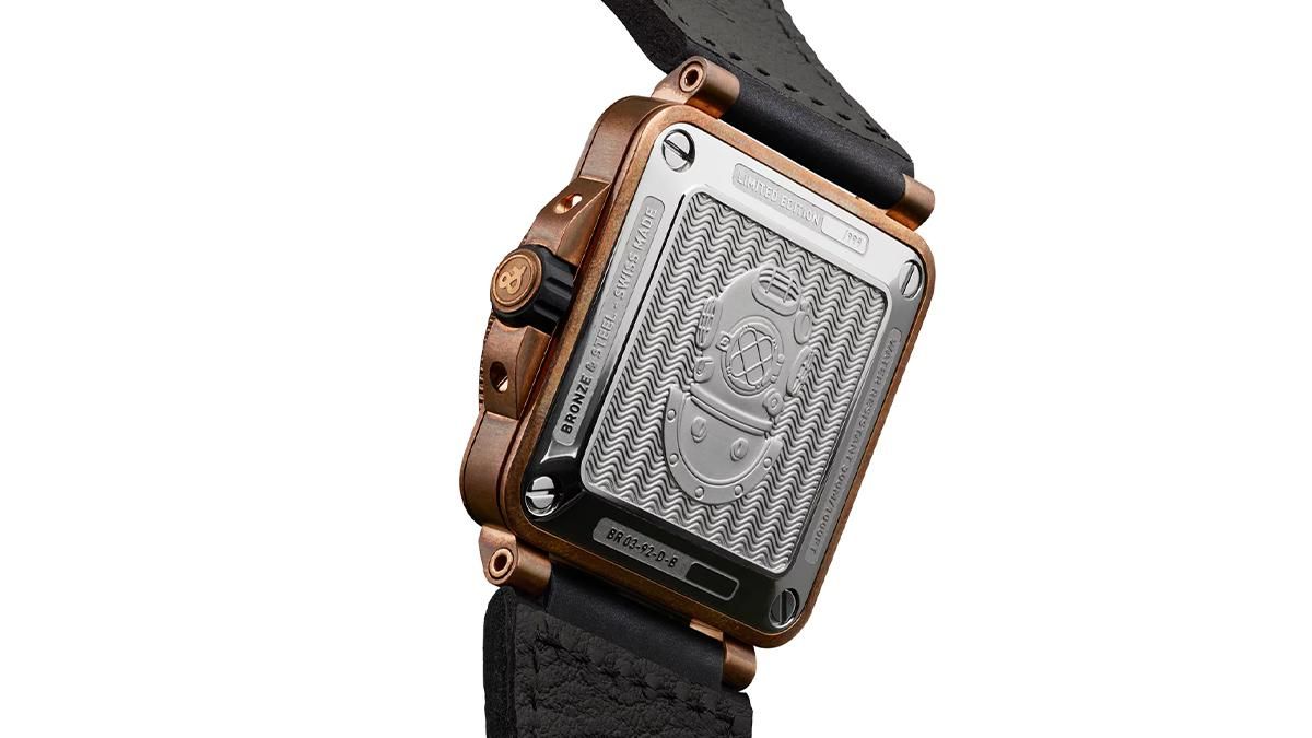 BR0392-D-WH-BR/SCAの裏蓋を拡大した画像