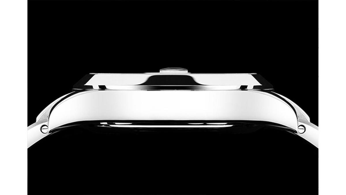 NM9026C-S46CJ-MSLRのケースを側面から写した様子