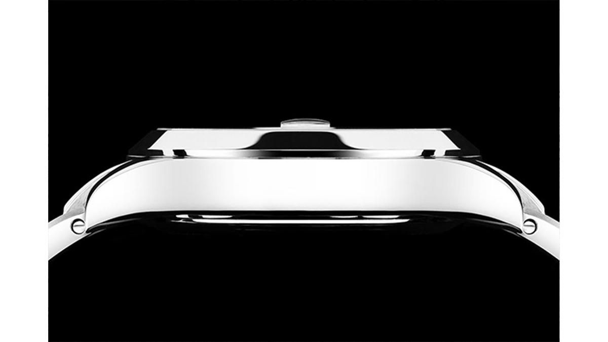 NM9026C-S46CJ-MSLのケースを側面から写した様子