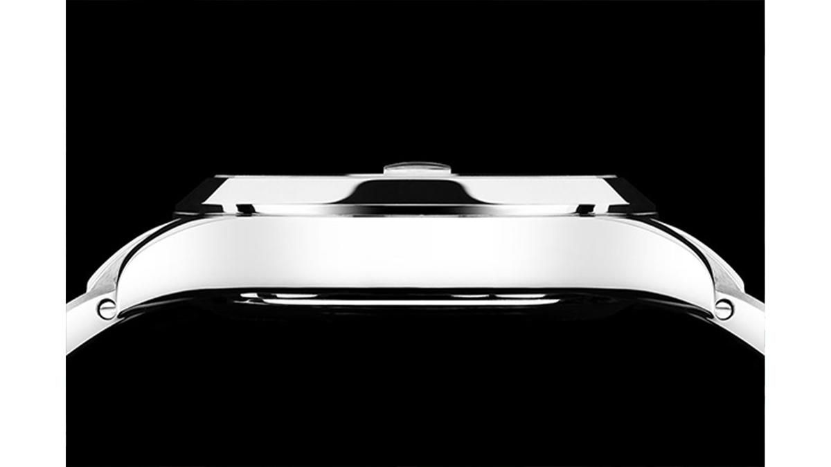 NM9026C-S47J-MALのケースを側面から写した画像