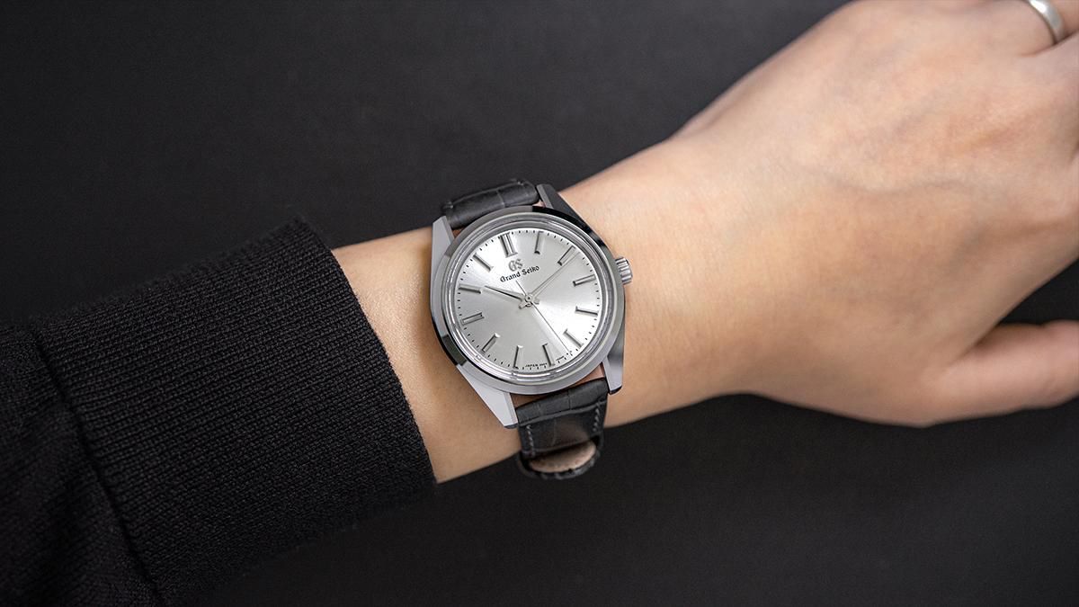 手巻き式機械式時計の裏スケからムーブメントを覗いている写真