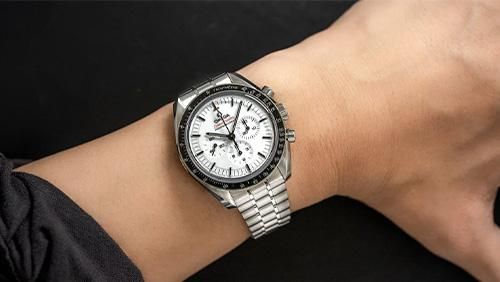 オメガ「スピードマスター ムーンウォッチ」より、ホワイトダイアルを備えた人気作をレビュー