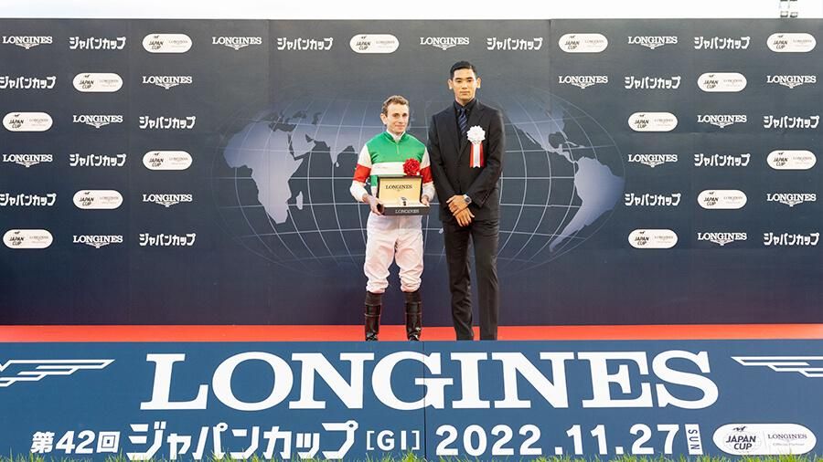 時計を贈呈されるムーア騎手