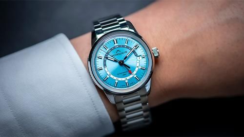 ノルケインの「フリーダム60 GMT」にアイスブルーの新作モデルが登場！『NN2100SG/IA211』をレビュー