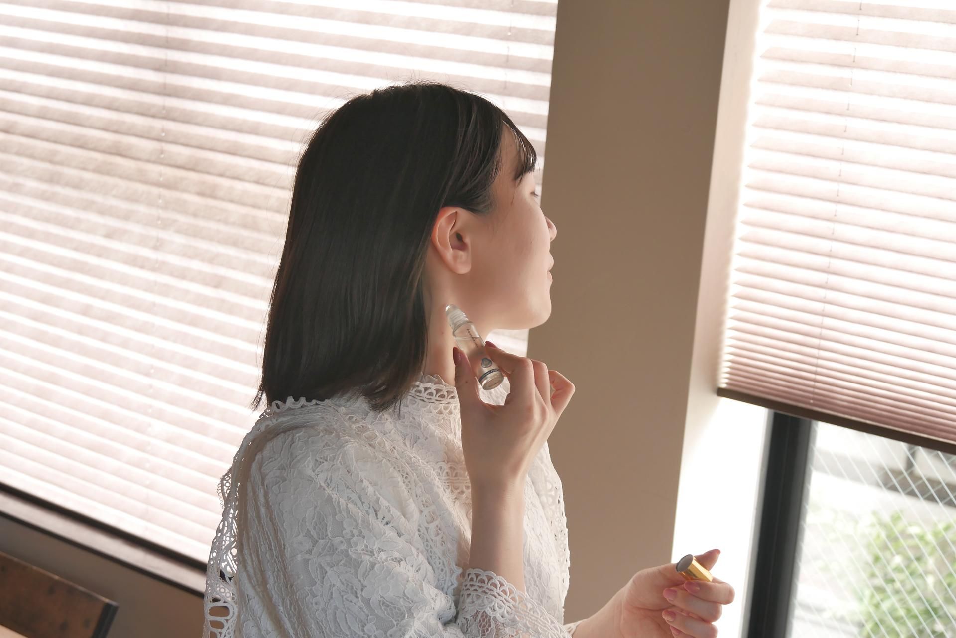ロールオンパフュームを首筋につけている画像