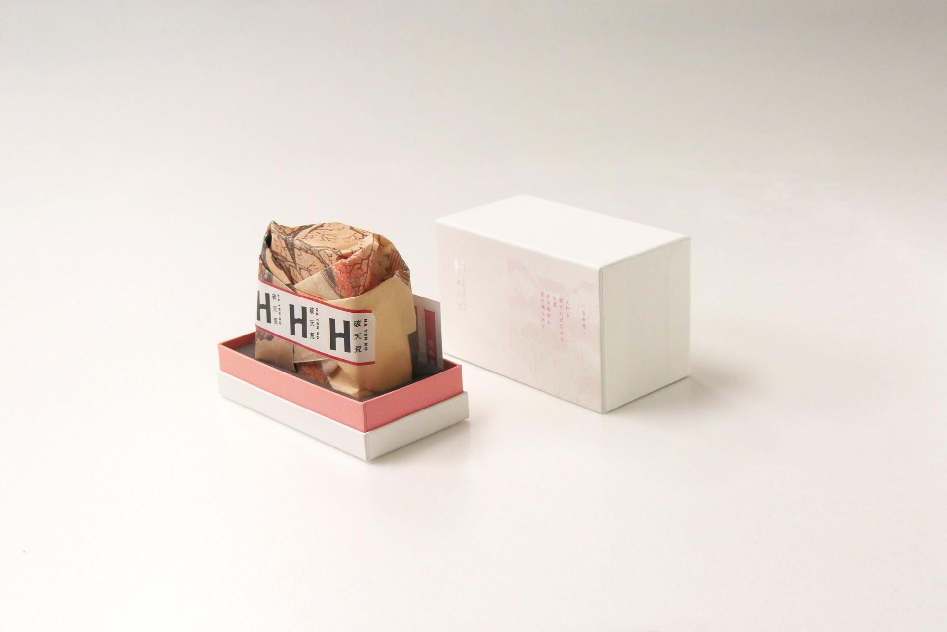 包装紙に包まれた商品画像