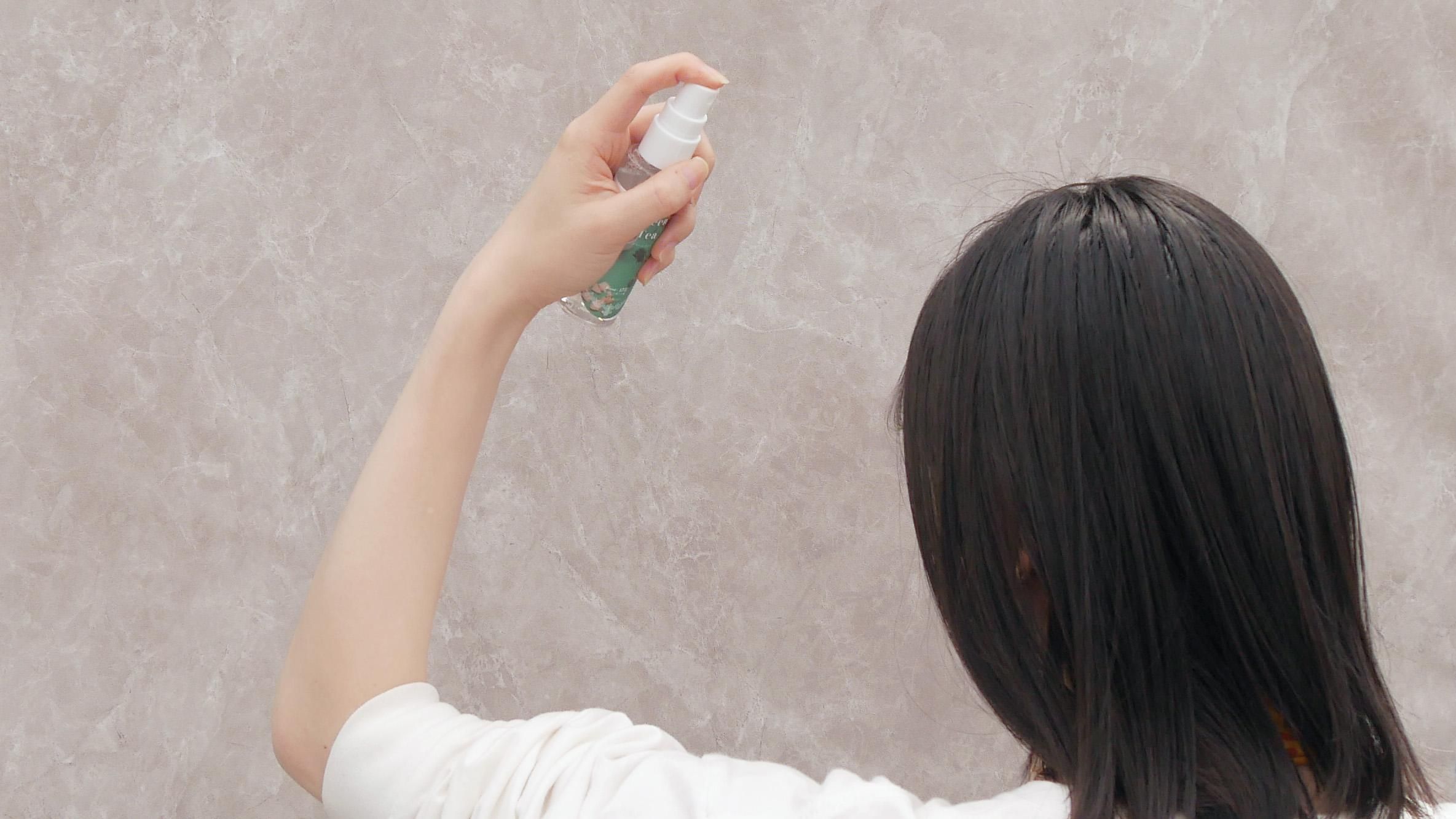 PERFUMERS ヘア&ボディミストを髪に吹きかけている様子