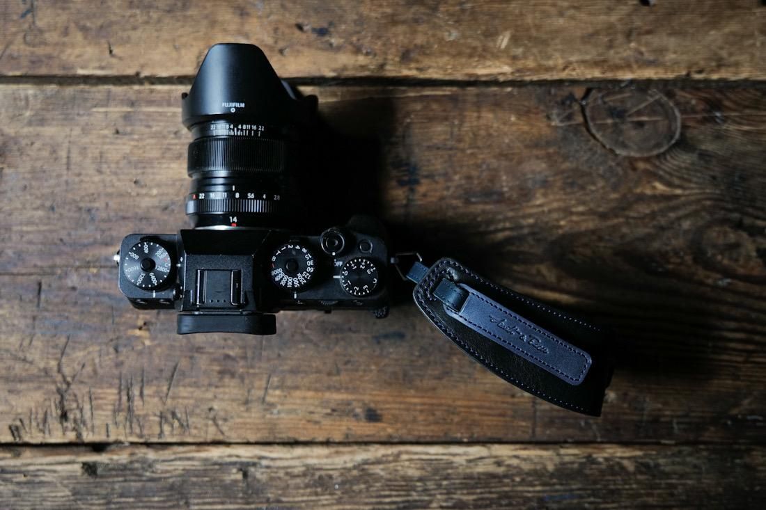 ハンドカメラストラップ・カシェ・バナーヌ「小夜にひそめく