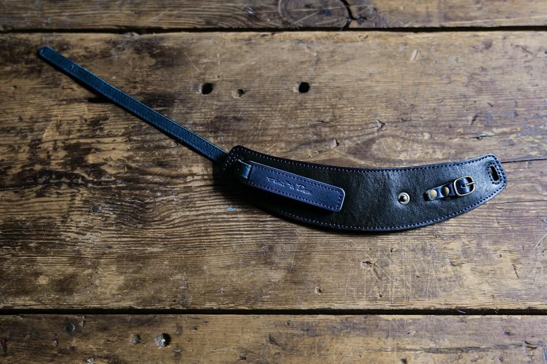 ハンドカメラストラップ・カシェ・バナーヌ「小夜にひそめく