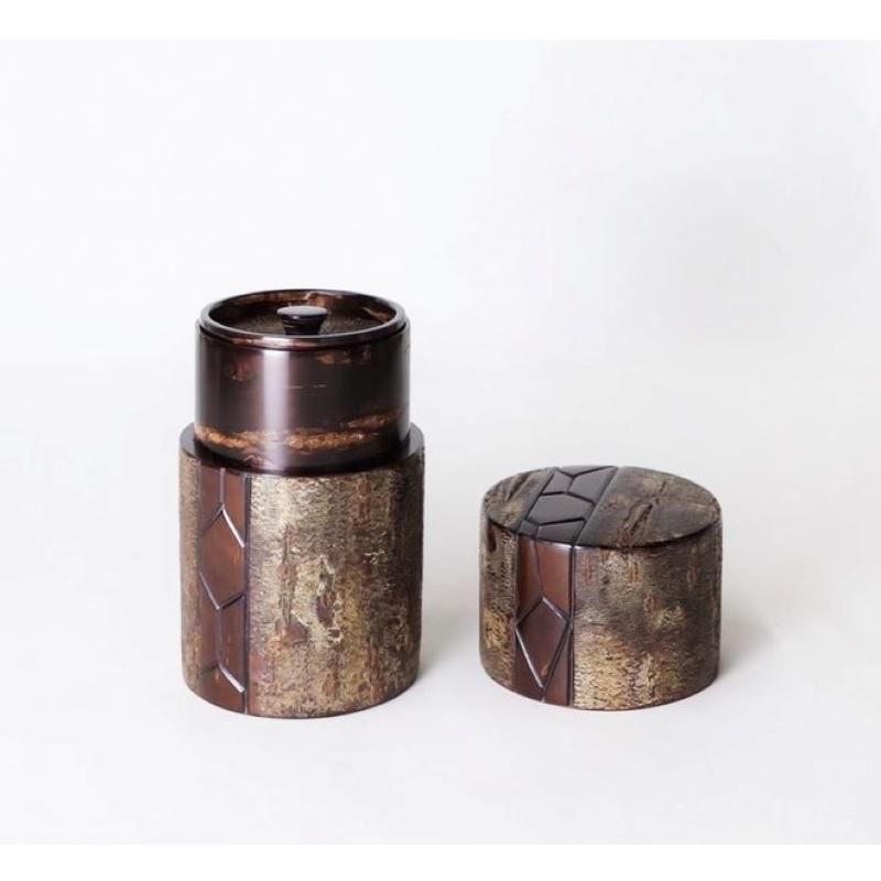 総皮茶筒 大山桜 霜降皮 縦 (荒川慶太郎 作) - 藤木伝四郎商店 総皮茶筒 大山桜 霜降皮 縦 (荒川慶太郎 作) - 藤木伝四郎商店