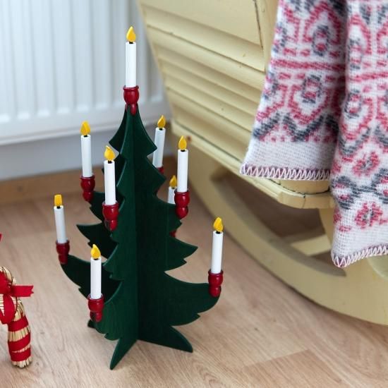 スウェーデン製の組み立て式木製クリスマスツリー。木製