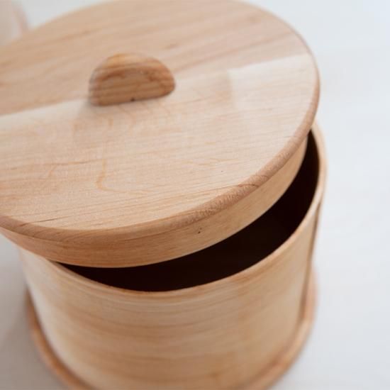 北欧の木工品】蓋つきの木製キャニスター/バスケット。北欧から届く
