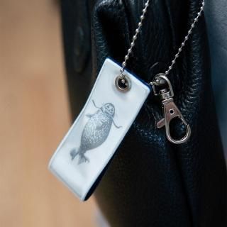 リフレクター「アザラシロゴ」H8×3cm【公式ロゴグッズ】フィンランド自然保護協会/エリックブルーン<img class='new_mark_img2' src='https://img.shop-pro.jp/img/new/icons5.gif' style='border:none;display:inline;margin:0px;padding:0px;width:auto;' />