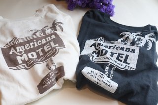 Americana（アメリカーナ）スーベニアプリントシームレスTシャツMOTEL