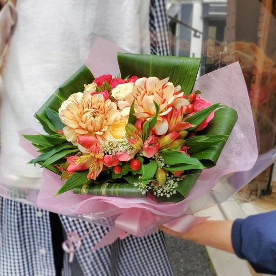 色が選べる4000円おまかせ花束 ラウンドブーケ 姫路市 花屋 飯塚生花店 Iihana総合ネット注文サイト 胡蝶蘭 スタンド花 花 ギフト 御祝いアレンジ花束 プリザ ドライフラワー ブライダル お供え花