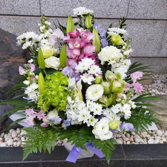 配達のみ お供えアレンジメント 生花店のおまかせ御供アレンジ 仏事 法事のお供え花としてお使い頂けます 姫路市 花屋 飯塚生花店 Iihana総合ネット注文サイト 胡蝶蘭 スタンド花 花ギフト 御祝いアレンジ花束 プリザ ドライフラワー ブライダル お供え花