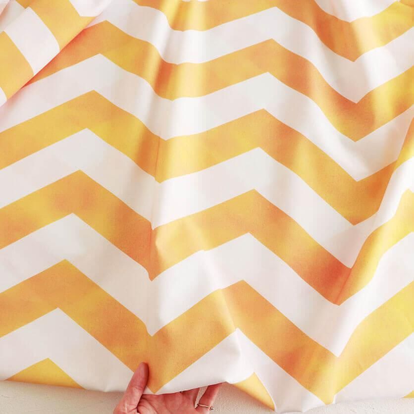 ベース色（ホワイト）／オレンジ （ワンポイント色）のテキスタイル