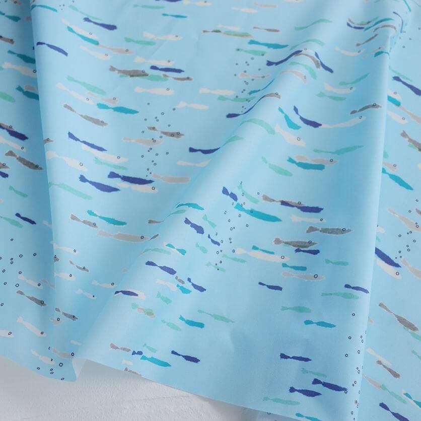 おさかな　オーダーページ swim fish（ブルー×ブルー）さかな柄- 布・生地の通販サイト