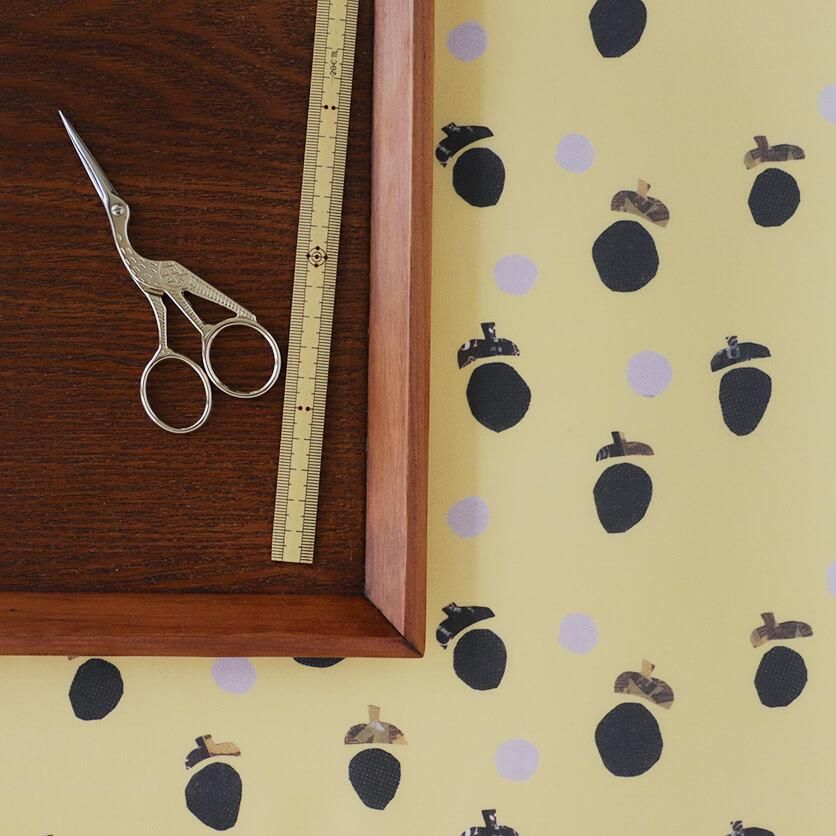 ころころページ！ ころころどんぐり（イエロー）どんぐり柄- 布・生地の通販サイト