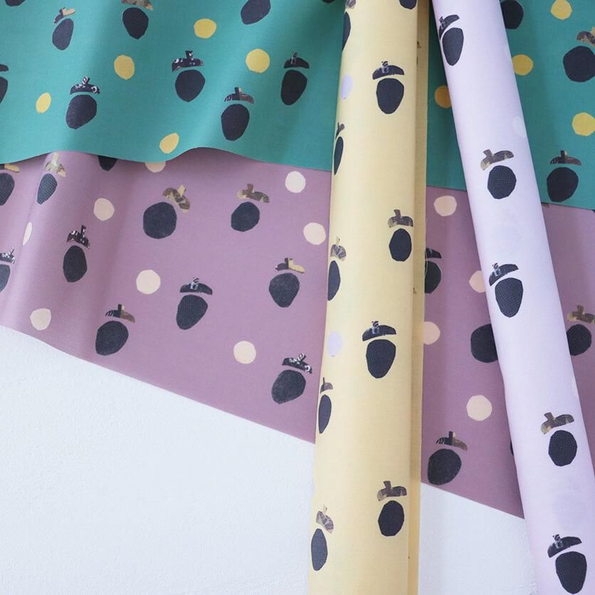 ころころページ！ ころころどんぐり（イエロー）どんぐり柄- 布・生地の通販サイト