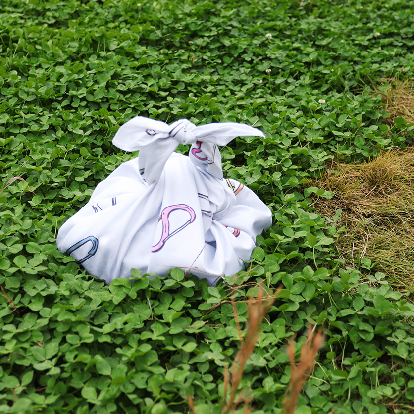 カラビナ（ホワイト）カラビナ・キャンプギア柄- 布・生地の通販サイト