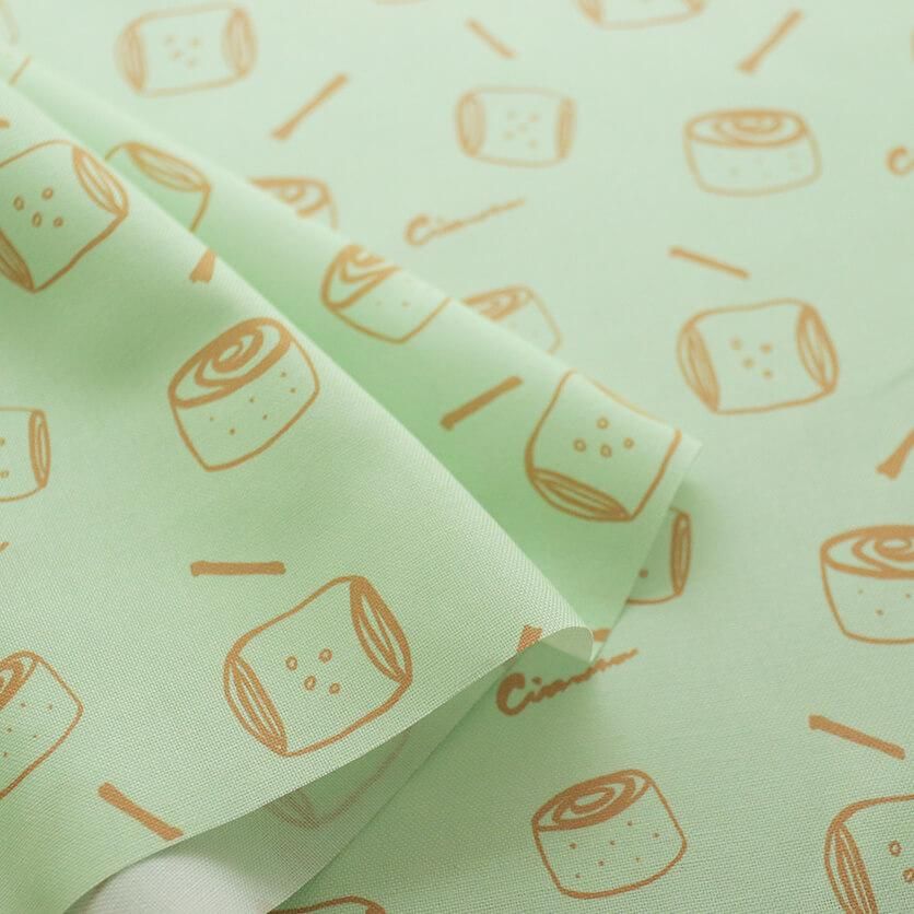 シナモンロール（ナチュラルグリーン）お菓子・スイーツ柄- 布・生地の