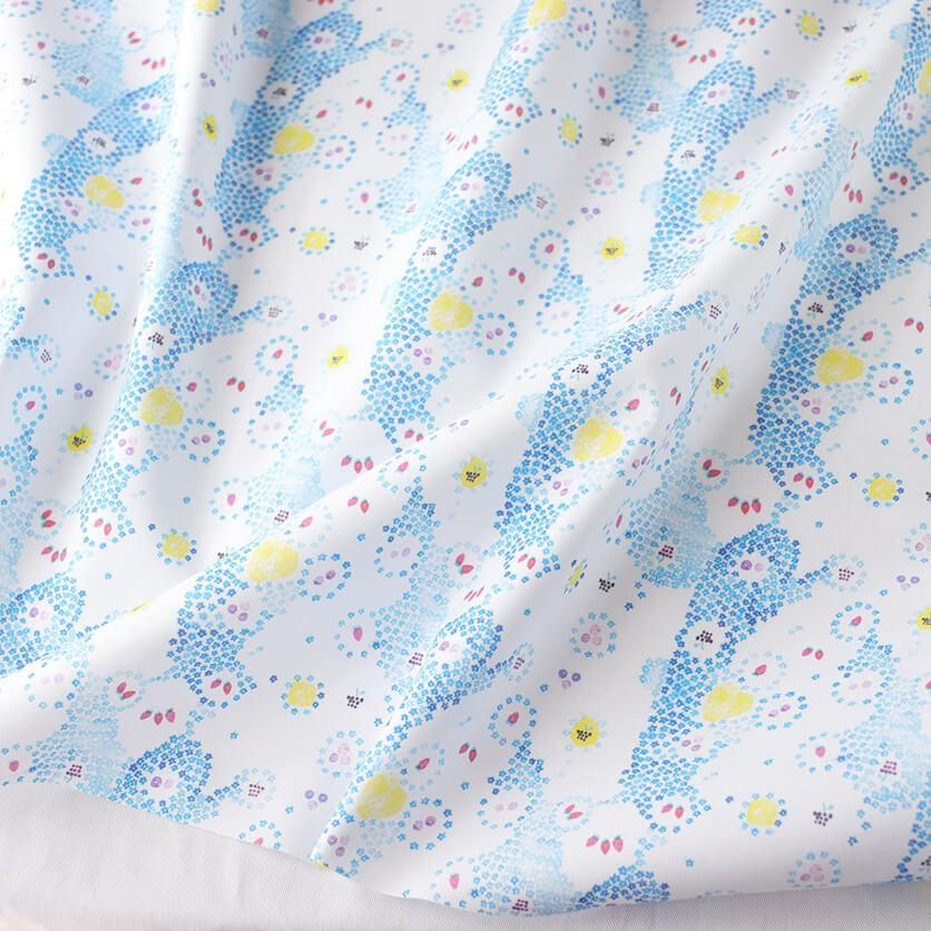 小さな青い花とくだもの(ホワイト)フルーツ・花柄- 布・生地の 小さな青い花とくだもの(ホワイト)フルーツ・花柄- 布・生地の
