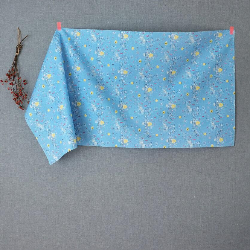 小さな青い花とくだもの(ホワイト)フルーツ・花柄- 布・生地の 小さな青い花とくだもの(ホワイト)フルーツ・花柄- 布・生地の