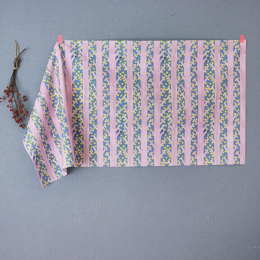 冬の白樺（ピンク＆グレー）自然・北欧柄- 布・生地の通販サイト