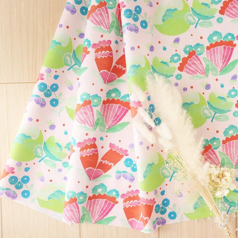 小さな青い花とくだもの（ホワイト）フルーツ・花柄- 布・生地の