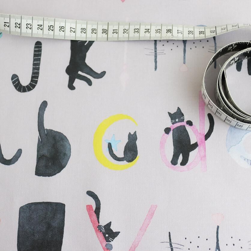 黒猫のニャルファベット（小文字）アルファベット・ねこ柄- 布・生地の