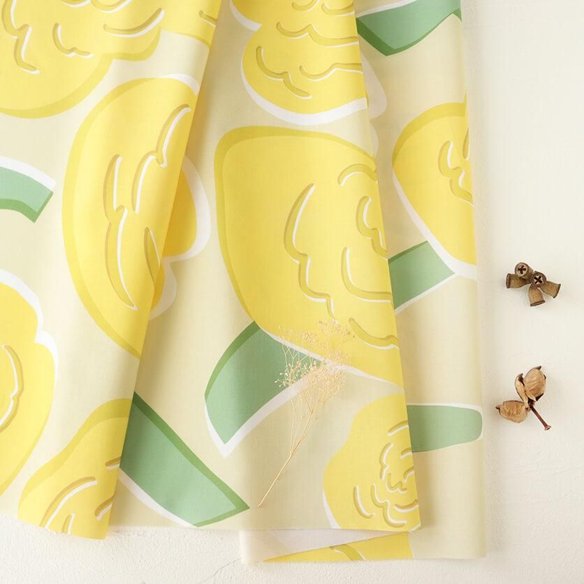 大きな花びら（ベージュ×イエロー）北欧・花柄- 布・生地の通販サイト