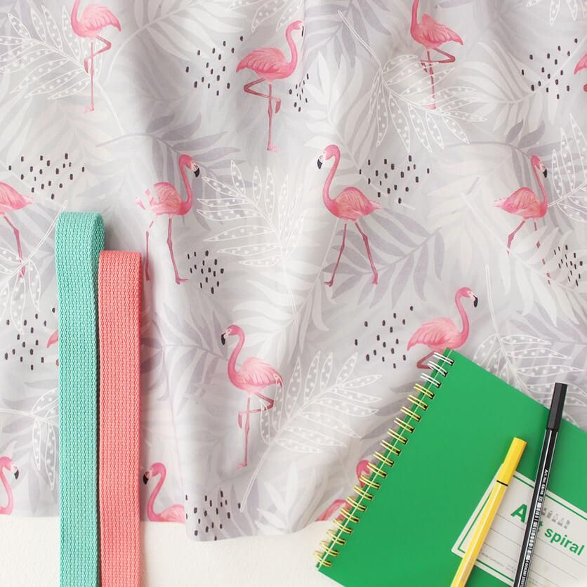 Happy Flamingo Time（グレー）フラミンゴ柄- 布・生地の通販